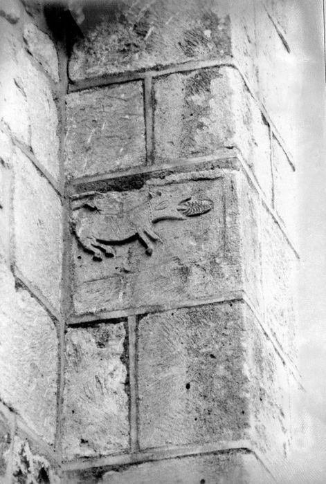 chapelle, mur sud, détail d’un bas-relief sculpté (remploi)