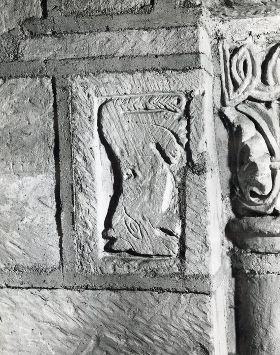 chapelle, mur nord, détail d’un bas-relief sculpté (remploi)