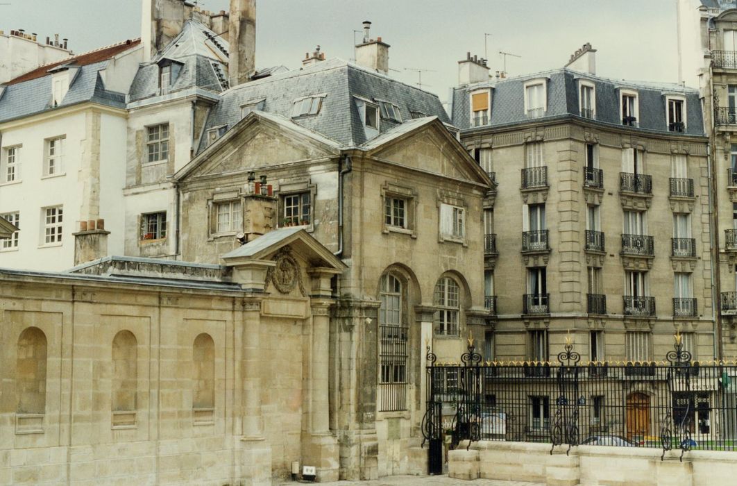 façade nord et nord depuis la cour d’honneur de l’église du Val-de-Grâce