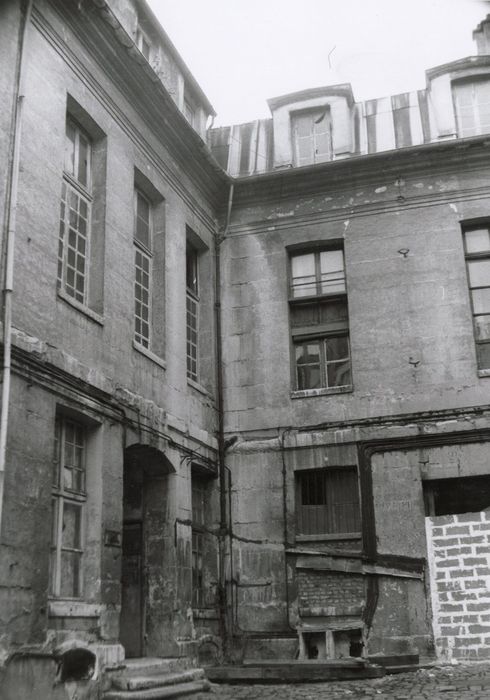 cour d’honneur, angle est des façades