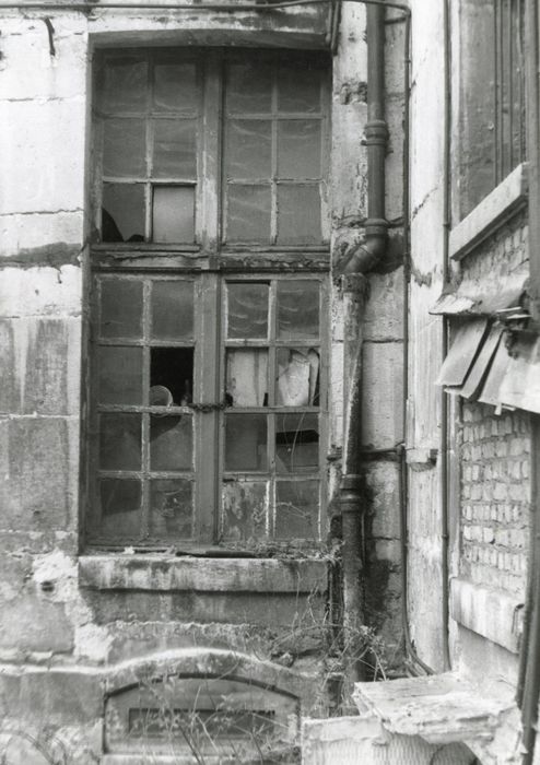 cour intérieure, aile nord-est, détail d’une fenêtre