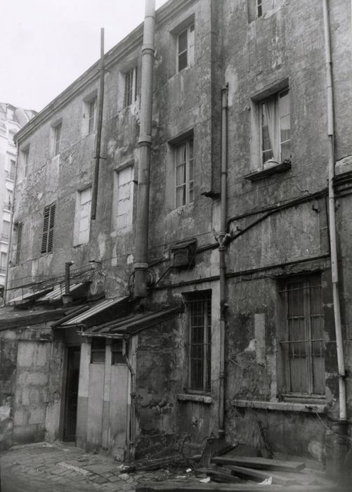 cour intérieure, façade nord-est