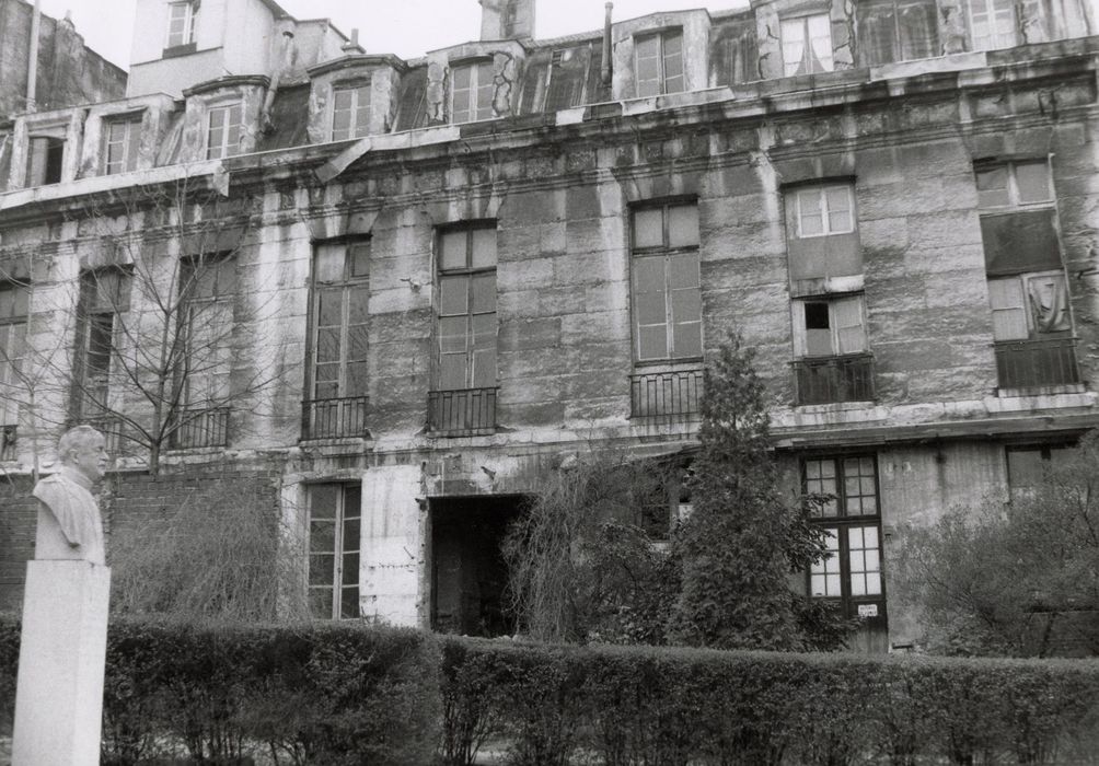 façade sur jardin, vue partielle