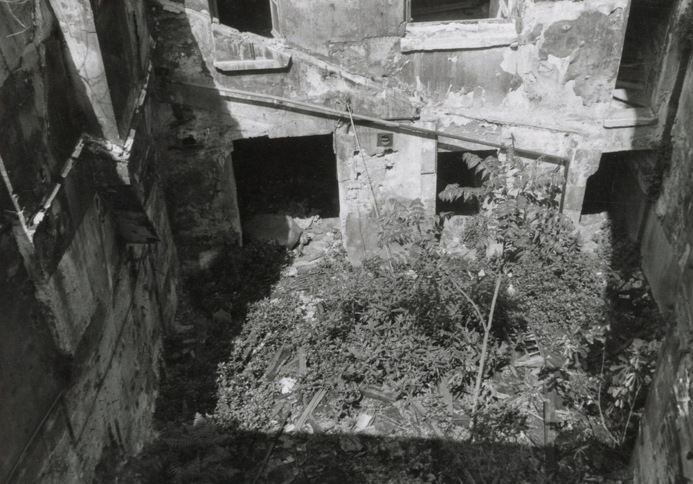 cour secondaire (?), vue partielle des façades