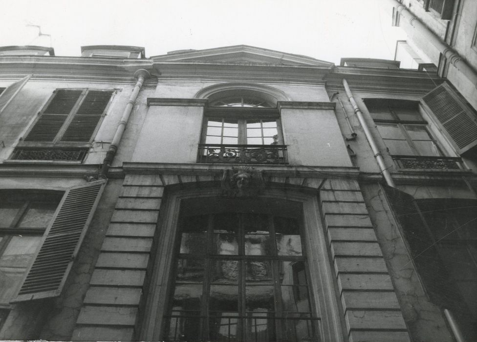 façade sur cour, vue partielle