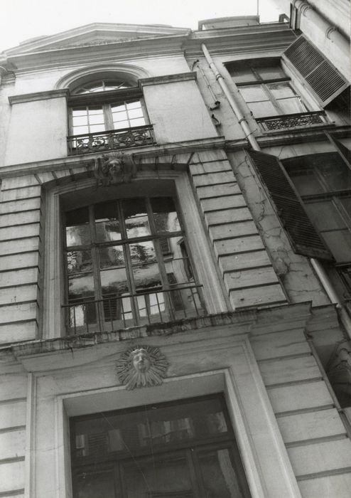 façade sur cour, vue partielle