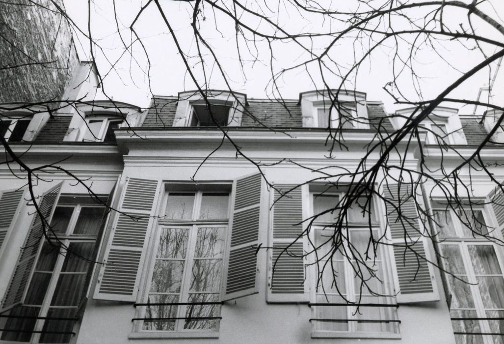 façade sur jardin, vue partielle