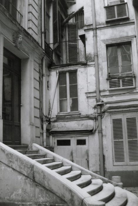 escalier d’accès à la porte depuis la cour intérieure