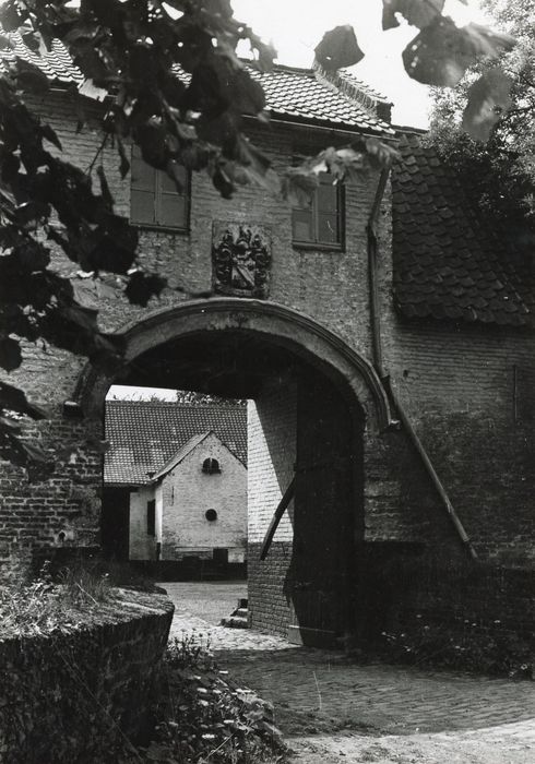 porche d’entrée est, élévation est, vue partielle