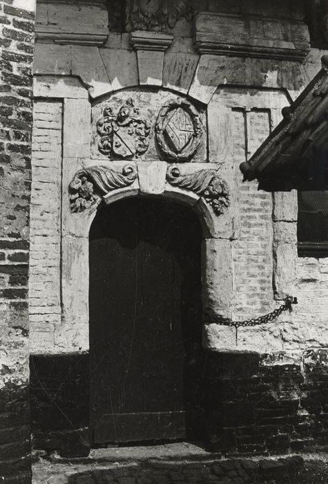 cour intérieure, porte d’accès au logis