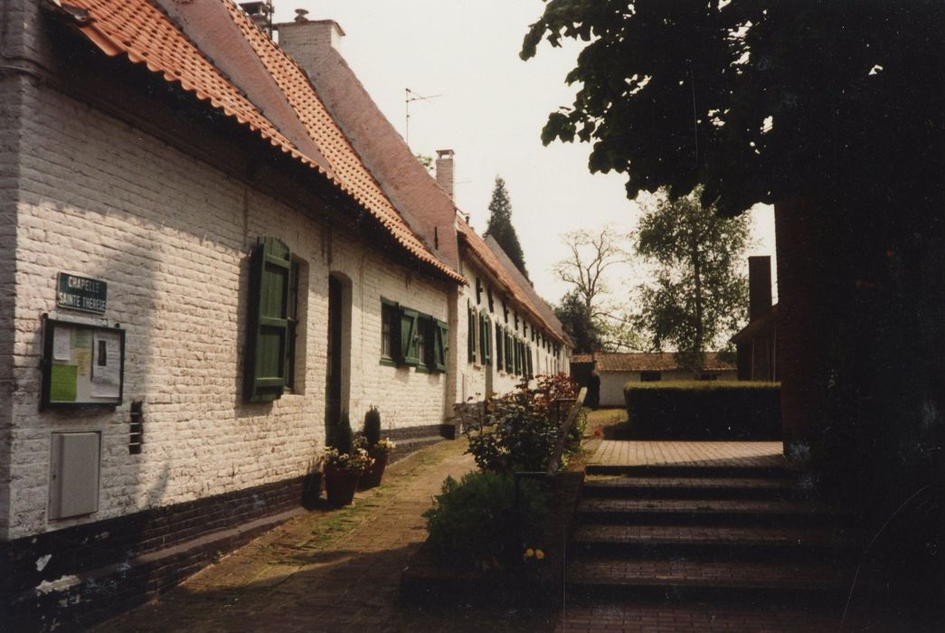 maisons basses bordant le parvis de la chapelle