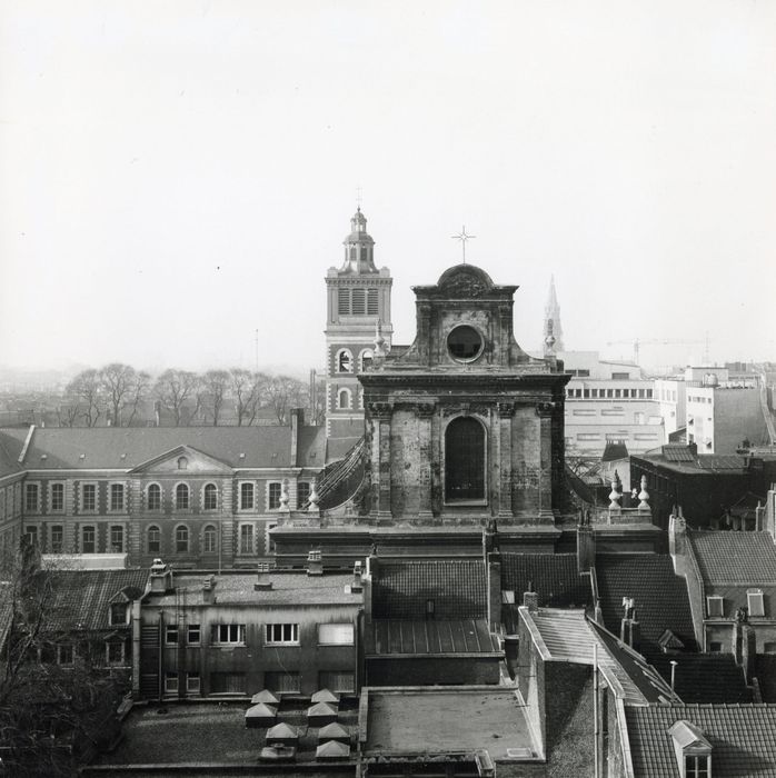 vue générale de l’église dans son environnement depuis l’Est