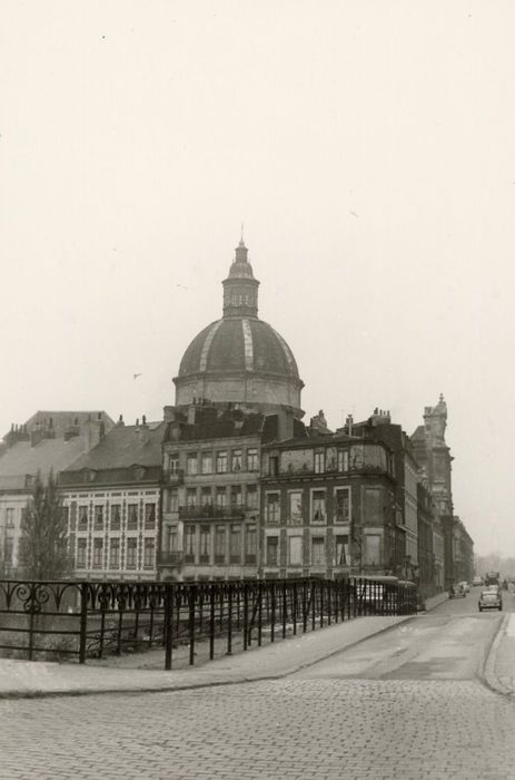 vue partielle de l’église dans son environnement urbain depuis la rue du Pont-Neuf