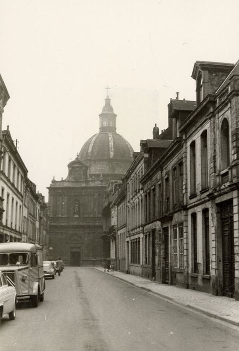 vue partielle de l’église dans son environnement urbain depuis la rue de Thionville