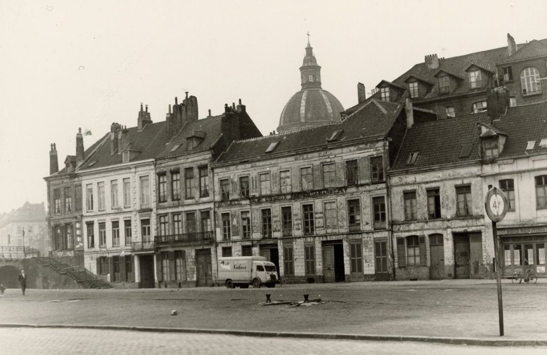 vue partielle de l’église dans son environnement urbain depuis l’avenue du Peuple Belge (ancien canal de la Basse-Deule)