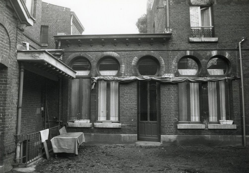 bâtiment annexe sur la cour arrière, vue partielle