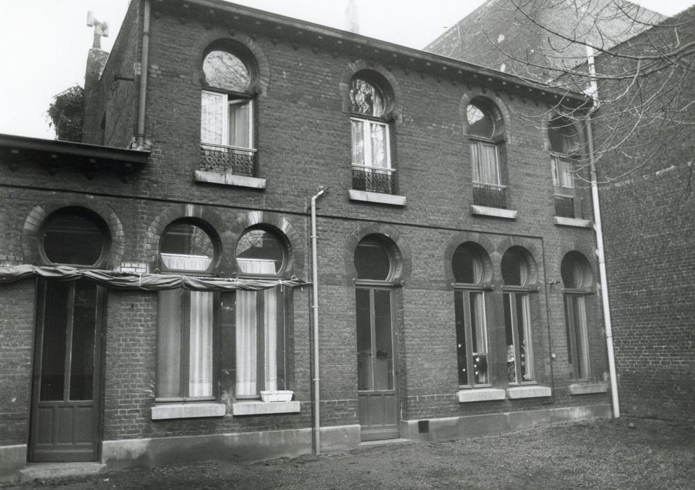 bâtiment annexe sur la cour arrière, vue partielle