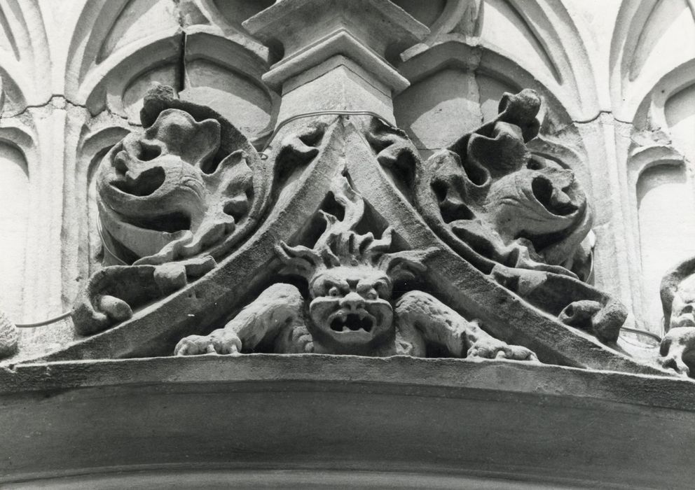 façade sud-ouest, porte d’accès, détail des éléments décoratifs de l’encadrement