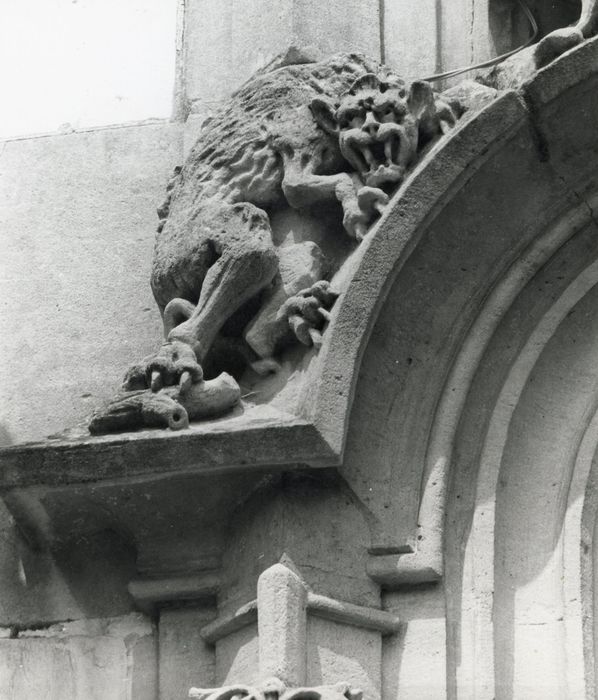 façade sud-ouest, porte d’accès, détail des éléments décoratifs de l’encadrement