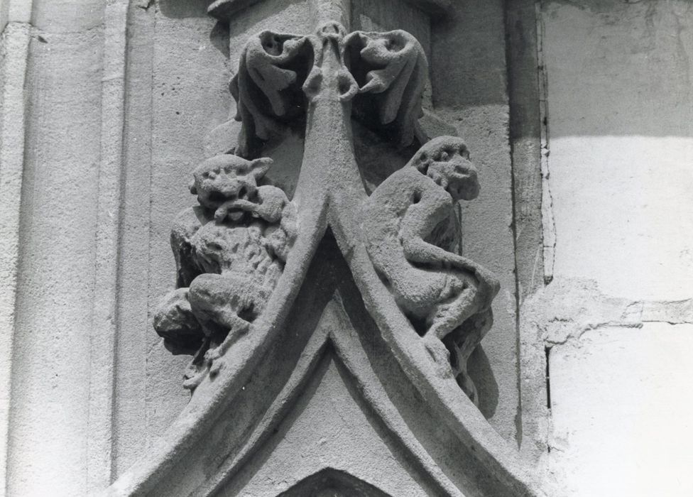 façade sud-ouest, porte d’accès, détail des éléments décoratifs de l’encadrement
