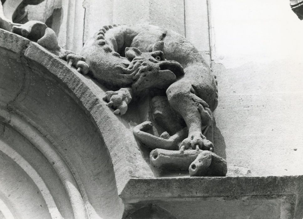 façade sud-ouest, porte d’accès, détail des éléments décoratifs de l’encadrement