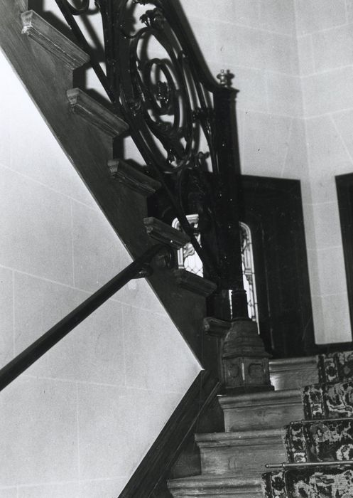 escalier principal, vue partielle