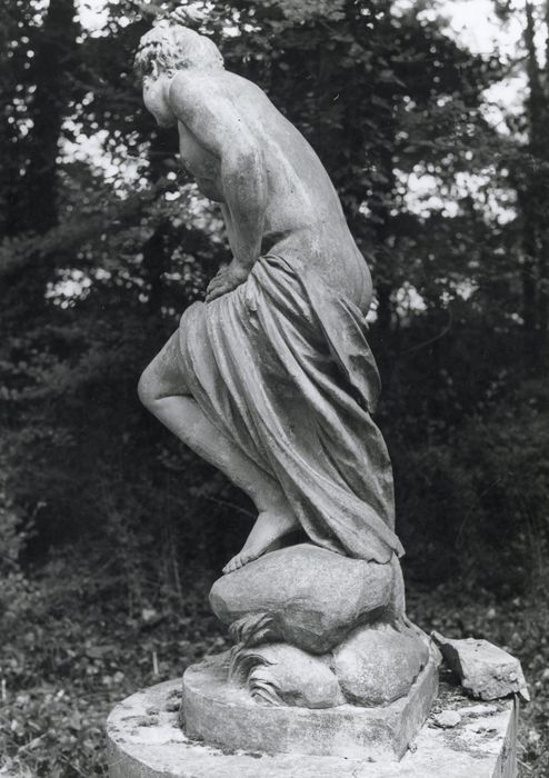 parc, détail d’une statue : Vénus au bain