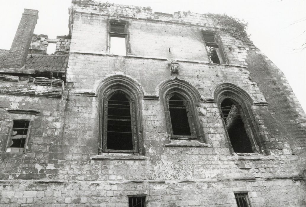 façade sur rue, vue partielle