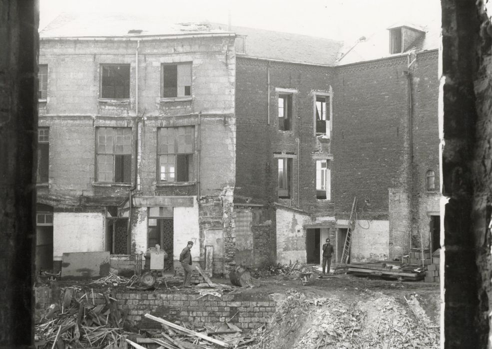 façades sur cour avec au premier plan les vestiges du rempart