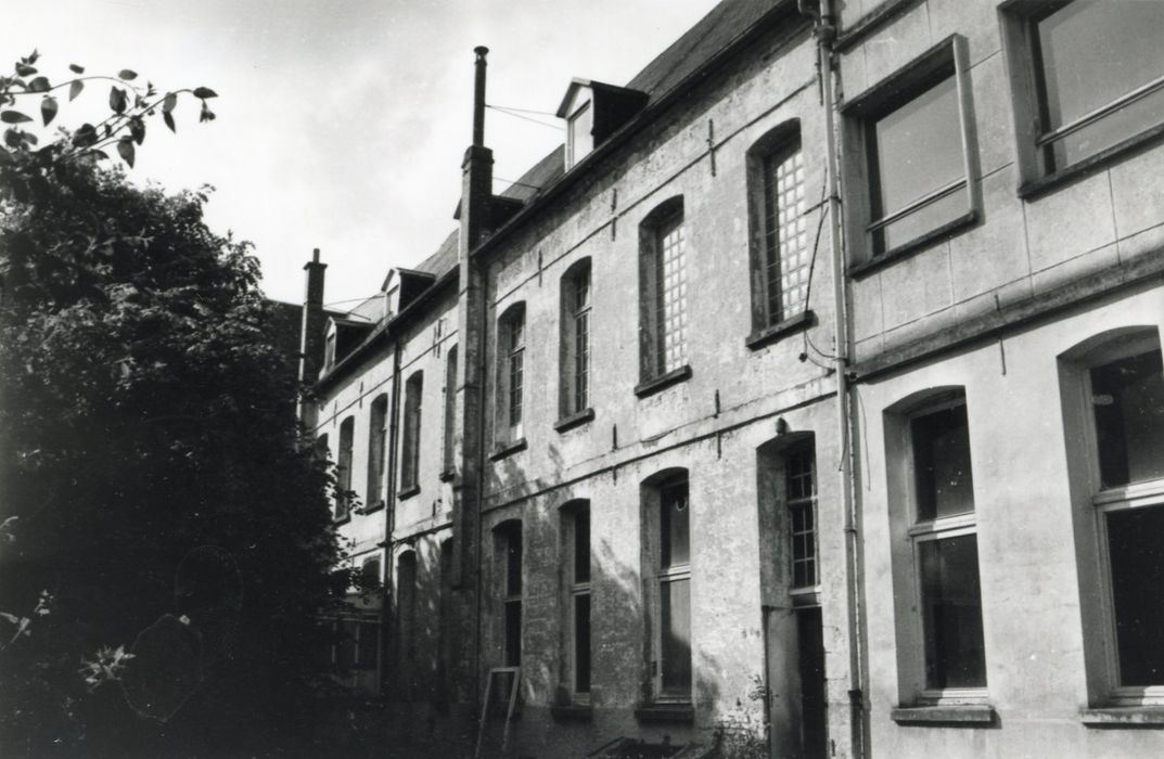 façade sur cour, vue partielle