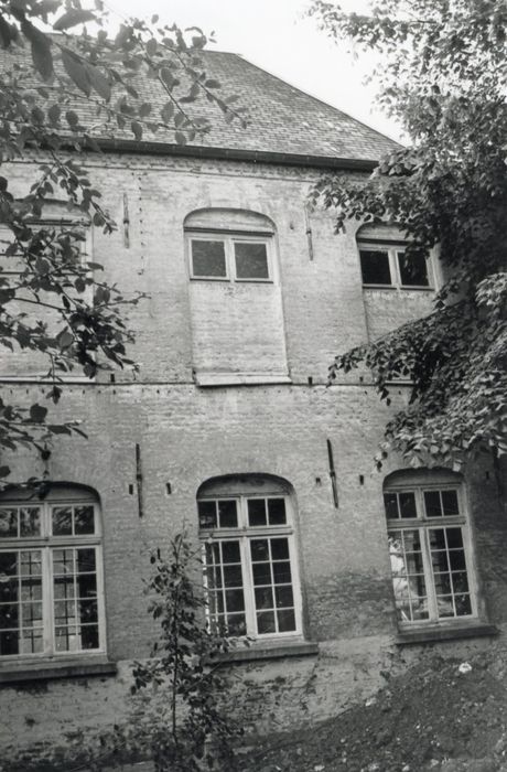 façade sur cour, vue partielle