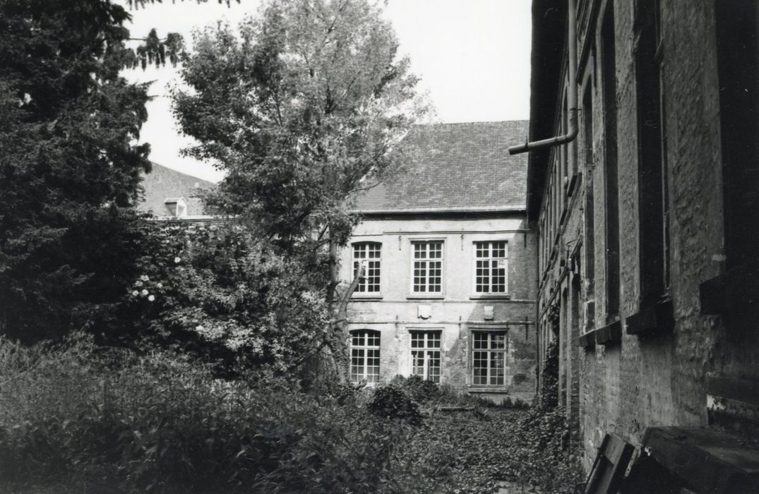 façades sur cour, vue partielle