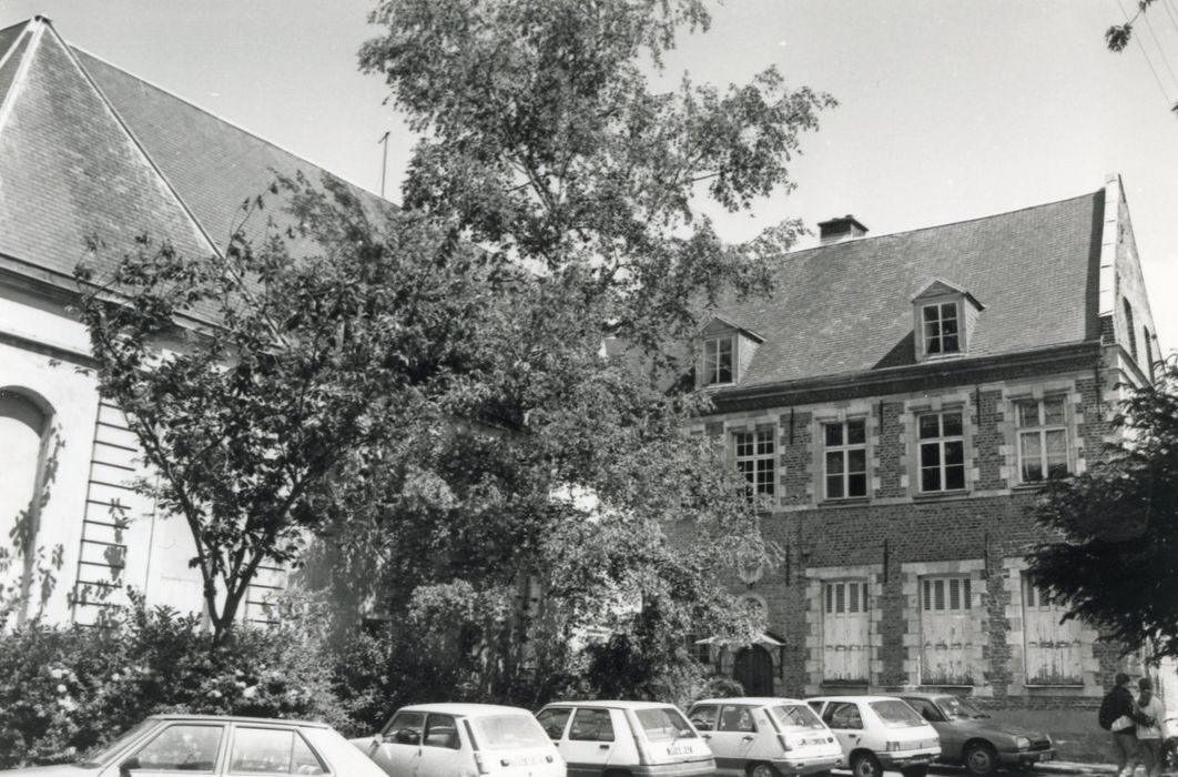 façades sur rue, vue partielle