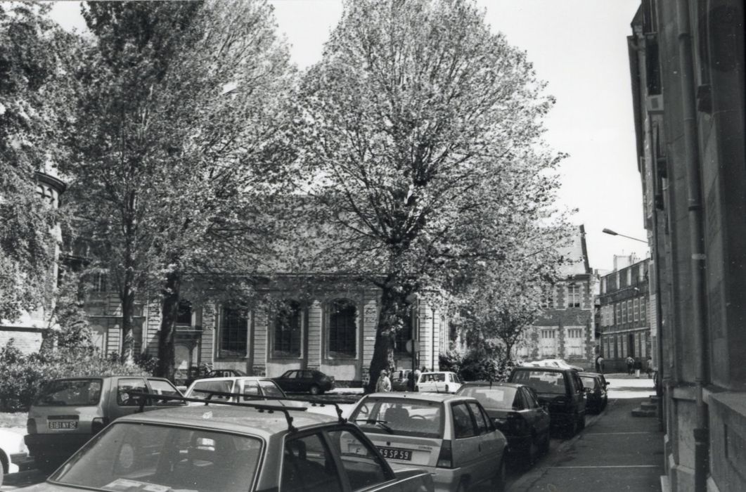 façades sur rue, vue partielle