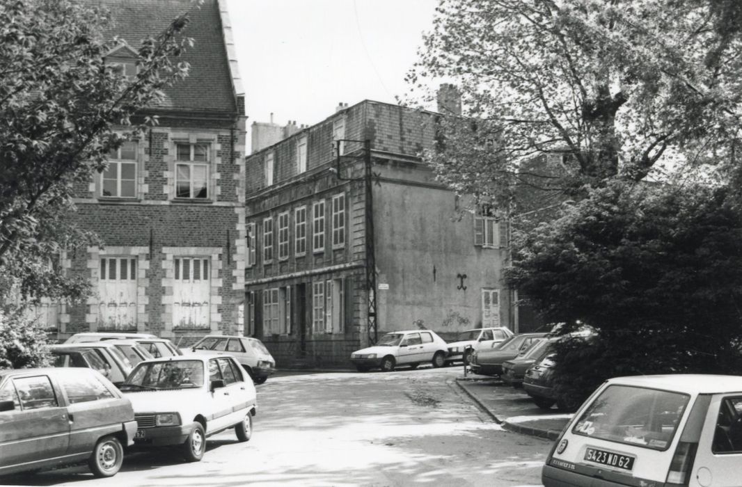 façades sur rue, vue partielle