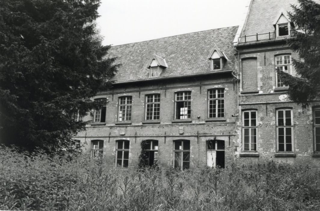 façade sur cour, vue partielle