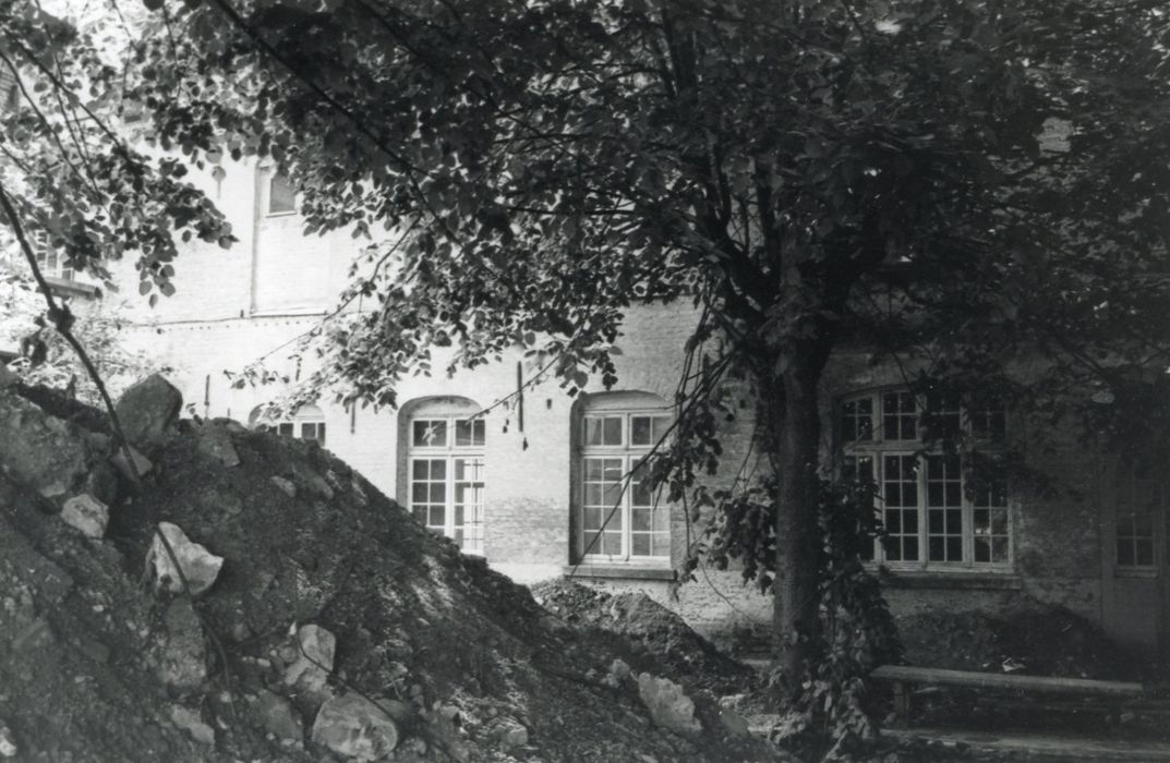 façade sur cour, vue partielle