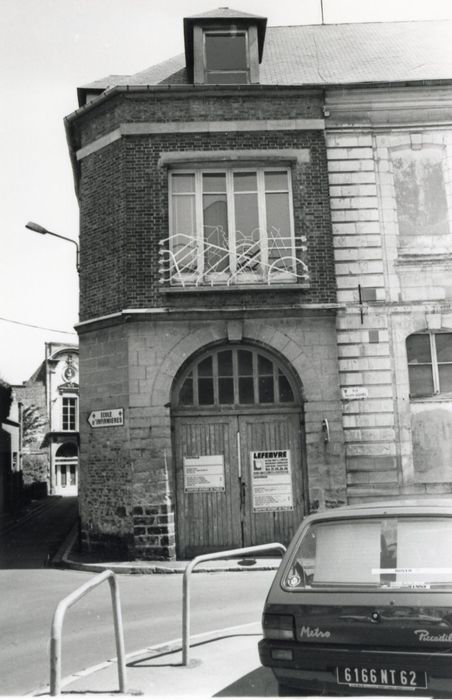 façade sur rue, vue partielle