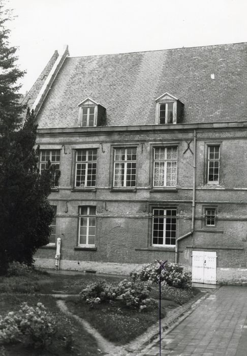 façade sur cour, vue partielle