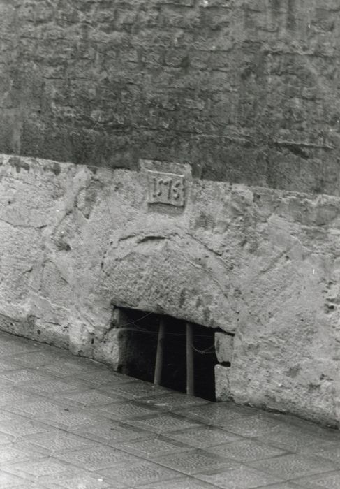 ancienne ouverture (porte?) surmontée d’une date sculptée