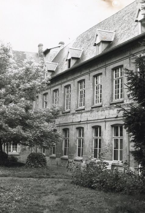 façade sur cour, vue partielle