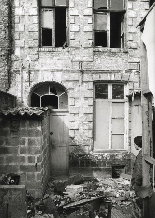 façade sur cour, vue partielle