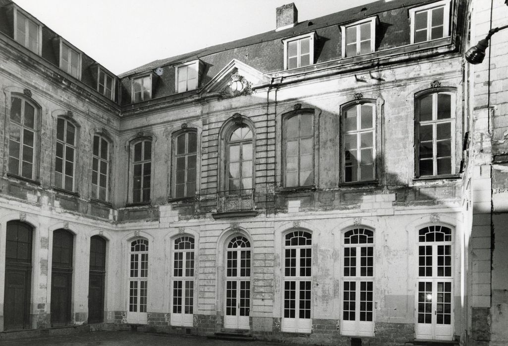 façades sur cour, vue partielle