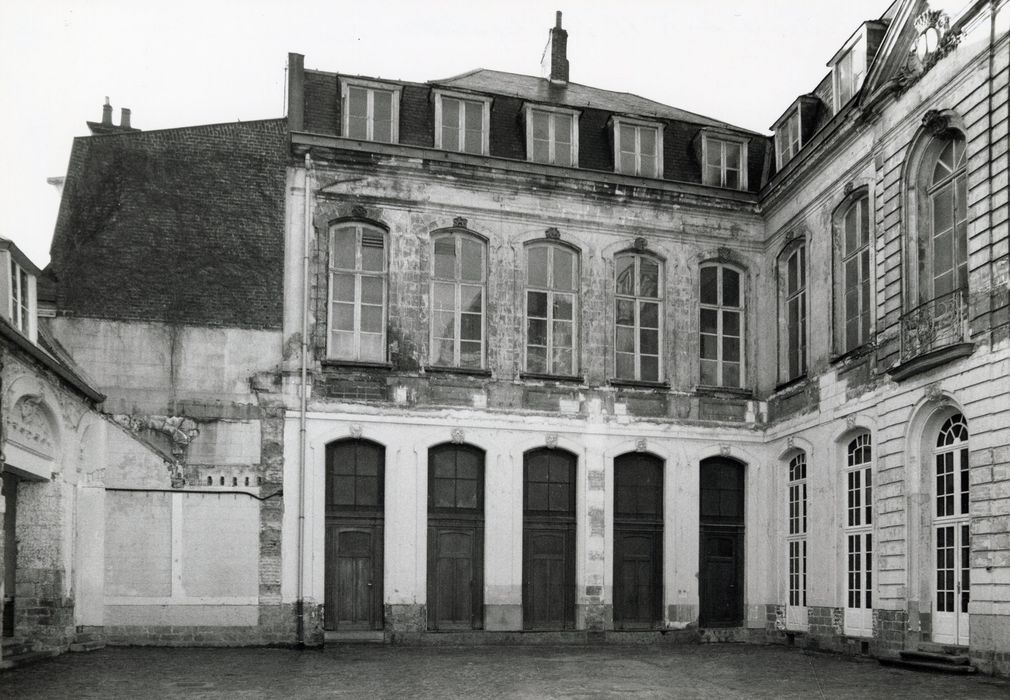 façades sur cour, vue partielle