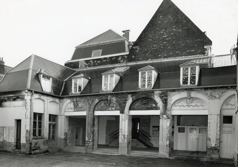 façades sur cour, vue partielle