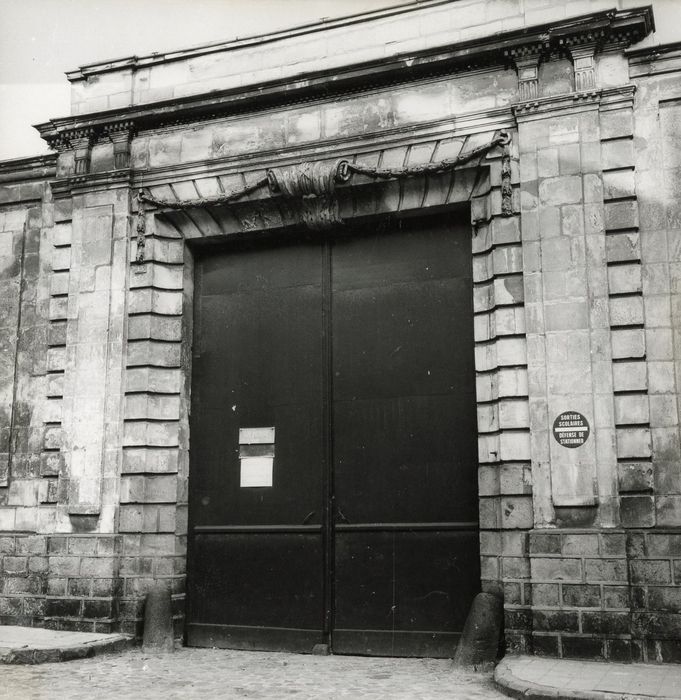 portail monumental d’accès sur rue à la cour intérieure