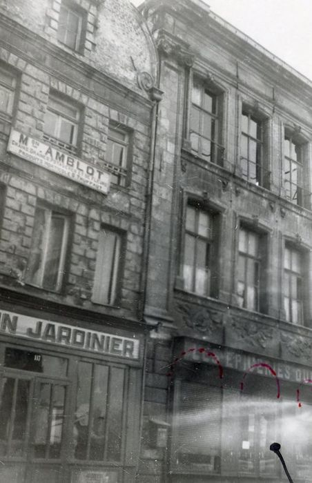 façades sur rue, vue partielle