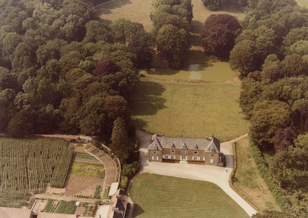 vue aérienne du château dans son environnement