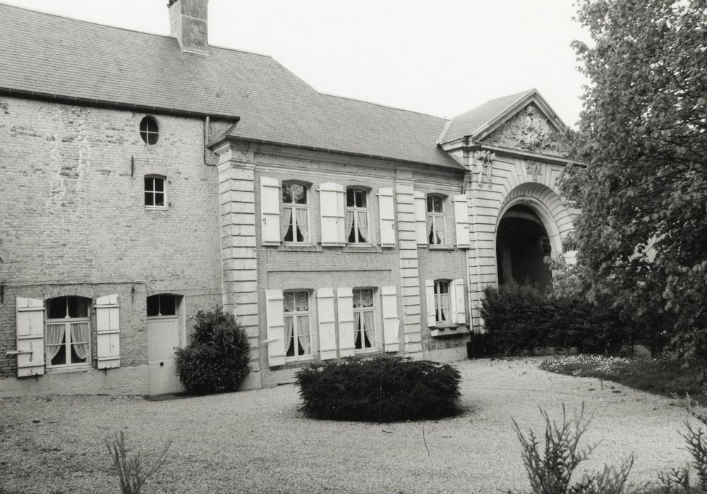 porterie, façade sud, vue partielle
