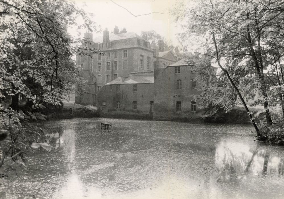 vue partielle du château dans son environnement depuis le Nord